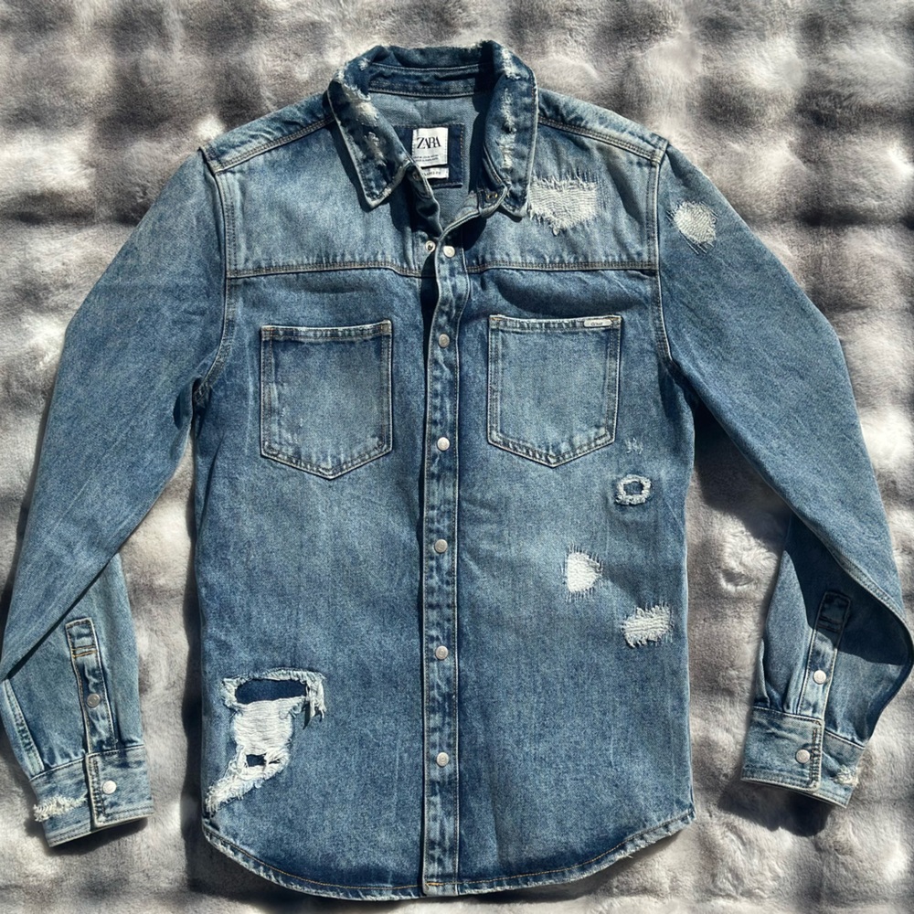 Zara Men's Distressed Denim Shirt🐝